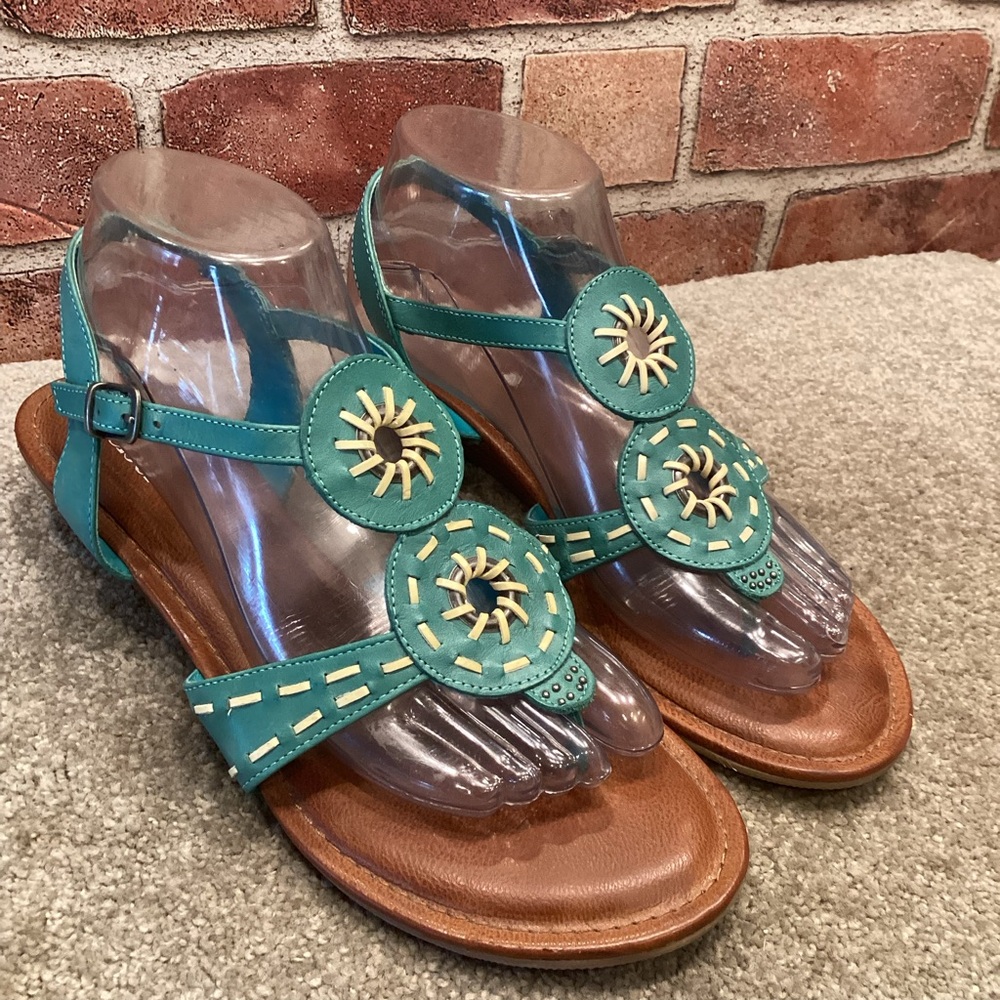 Reba Concho green leather thong toe sandals size 7.5